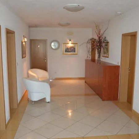 Apartment Iva 자다르